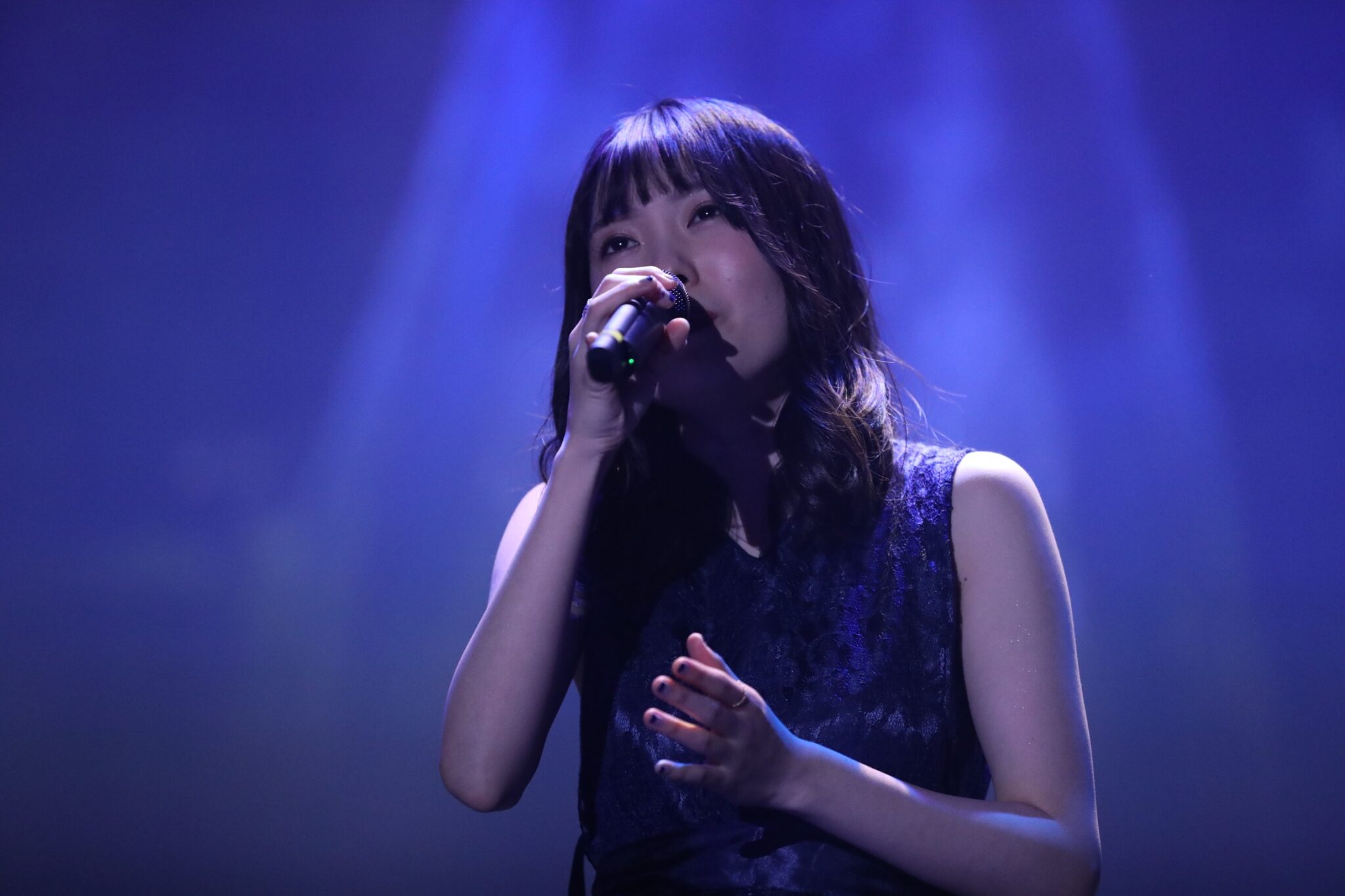 ステージで歌うMai先生（Lavoc実写真）