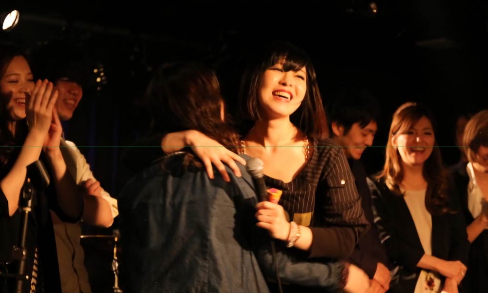 ライブ後、仲間と喜び合う生徒さん