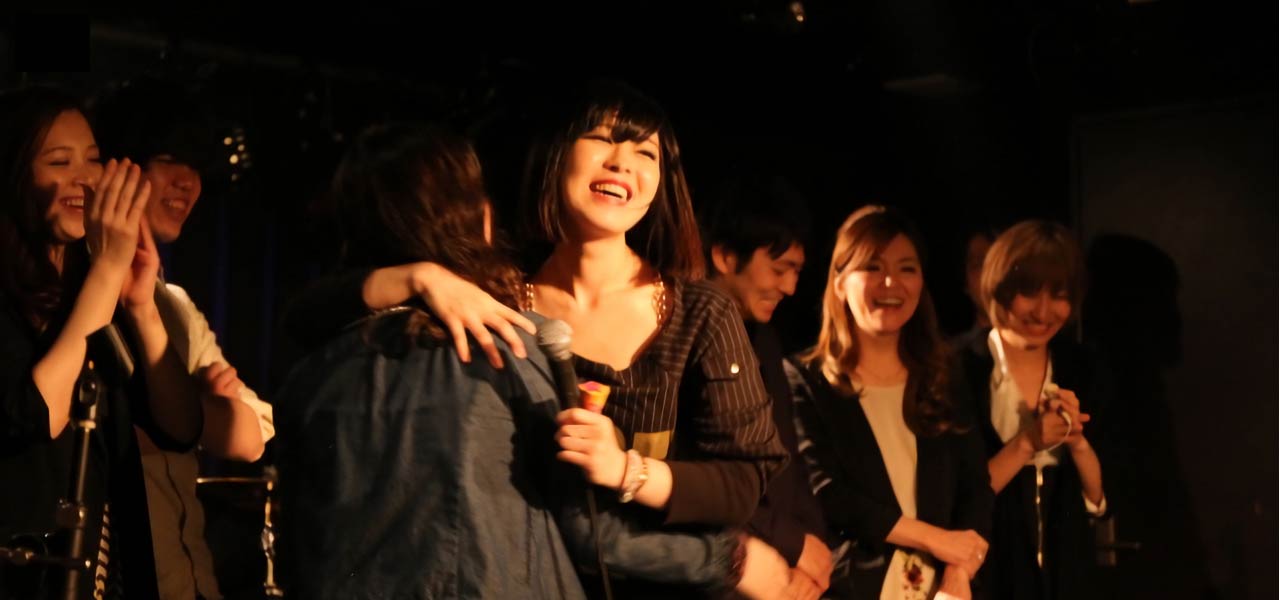 Lavocのライブで笑顔を見せる音楽仲間たち